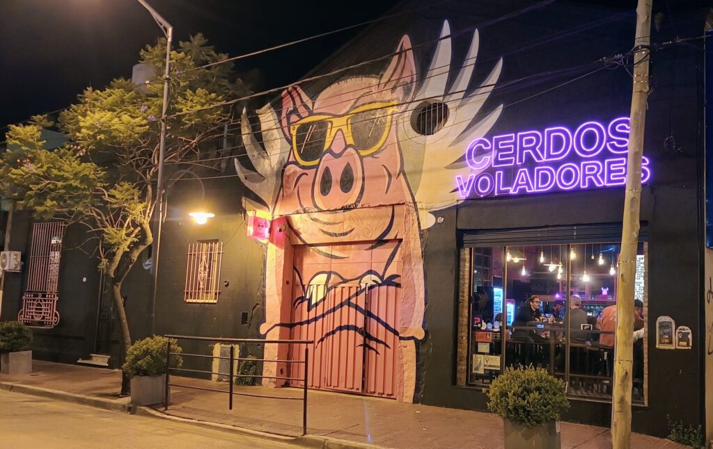 cerdos-voladores_fachada_sanferon-1024x646.jpg